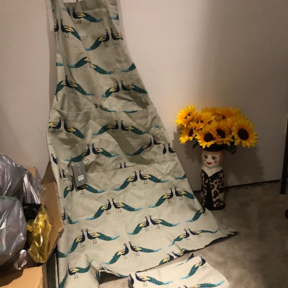 Gourmet chef apron decorated with beautiful peacocks with matching dish towel. - Picture 2 of 6